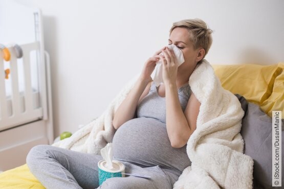 Schwangere mit Schnupfen nutzt zur Behandlung Nasenöl von GeloSitin